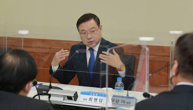 [대전=뉴시스] 17일 최병암 산림청장이 '조경분야 단체장 소통 간담회'에서 정부의 조경 관련 정책 추진방향에 대해 소개하고 있다. *재판매 및 DB 금지