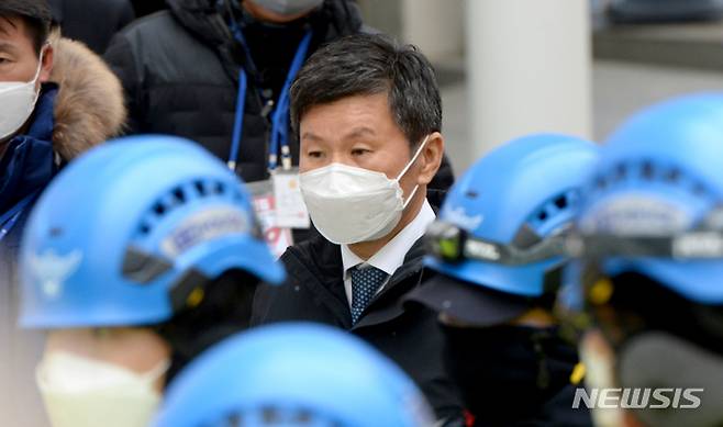 [광주=뉴시스] 김혜인 기자 = 17일 오후 광주 서구 현대산업개발 아파트 붕괴현장에서 정몽규 회장이 실종자 가족을 만나러 향하고 있다. 2022.01.17.hyein0342@newsis.com