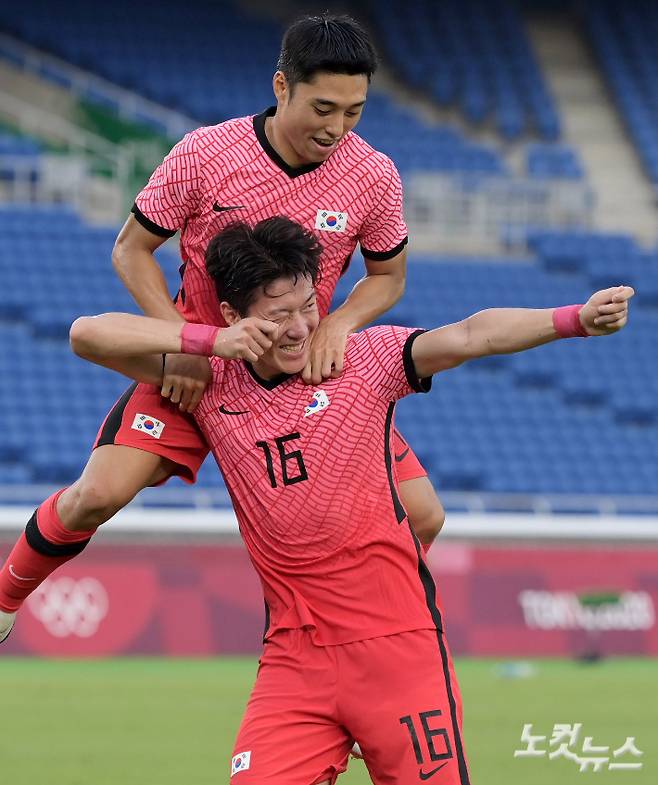 28일 오후 일본 요코하마 국립경기장에서 열린 2020 도쿄올림픽 남자축구 조별리그 B조 3차전 대한민국 vs 온두라스 전반경기에서 황의조가 골을 넣고 세레머니를 하고 있다. 이한형 기자