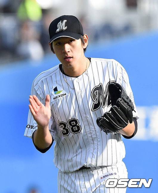 [OSEN=이대선 기자] 이날 소프트뱅크전 선발로 나선 이대은은 일본 무대 첫 승을 거뒀다. 2015.04.18 /sunday@osen.co.kr