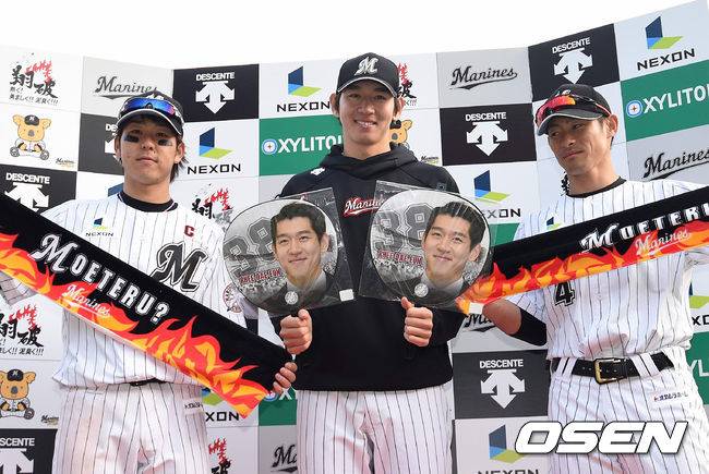 [OSEN=이대선 기자] 일본 무대 첫 승을 기록한 지바 롯데 이대은이 기념촬영을 하고 있다. 2015.04.18 /sunday@osen.co.kr