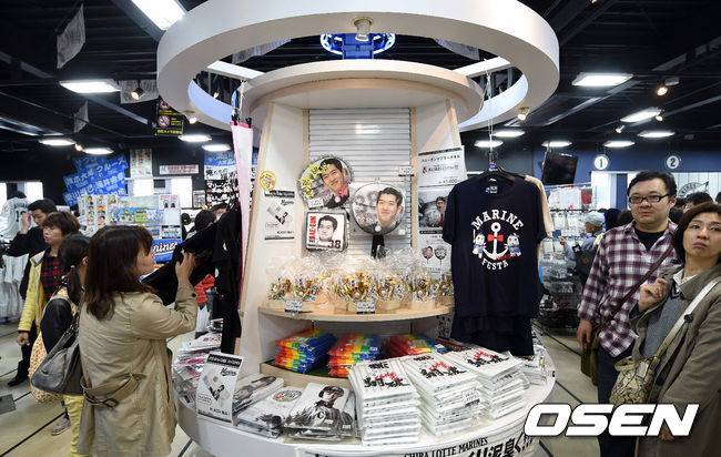 [OSEN=이대선 기자] 구단 팬샵에서도 이대은 관련 상품이 가장 중앙에 위치할 정도로 많은 사랑을 받았다. 2015.04.19 /sunday@osen.co.kr