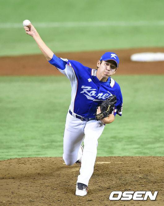 [OSEN=지형준 기자] 프리미어12 일본전에서 선발로 나선 이대은. 2015.04.19 /jpnews@osen.co.kr