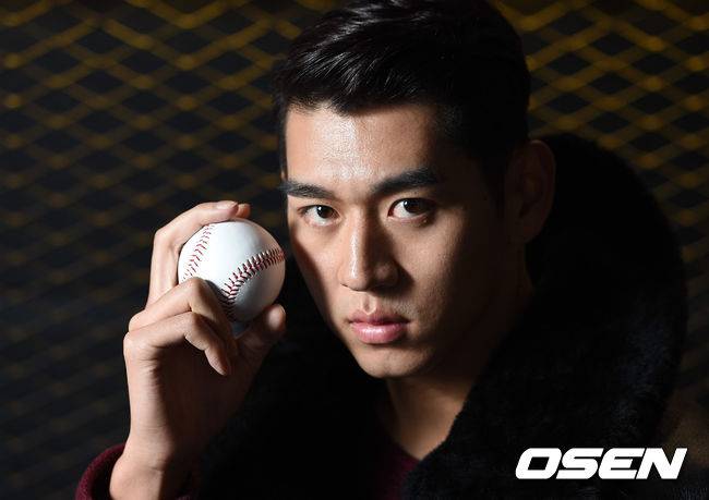 [OSEN=이대선 기자] 프리미어12 우승 이후 이대은은 국내 야구팬에게 자신의 이름을 각인 시켰다. OSEN과 인터뷰에 앞서 포즈 취하는 이대은. 2015.04.21 /sunday@osen.co.kr