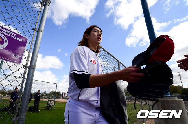 [OSEN=지형준 기자] 미국 애리조나 투산 키노 스포츠콤플렉스 KT 스프링캠프에 참가한 이대은이 훈련을 마치고 이동하고 있다. 2020.02.24 /jpnews@osen.co.kr