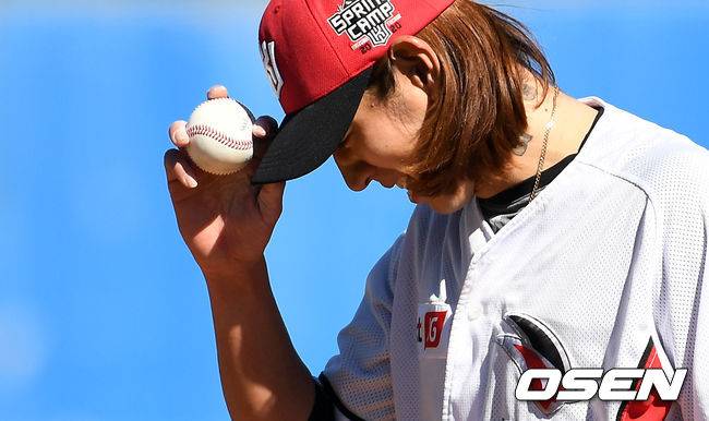 [OSEN=지형준 기자] 미국 애리조나 투산 키노 스포츠콤플렉스 KT 스프링캠프에 참가한 이대은이 라이브피칭을 준비하고 있다. 2020.02.28 /jpnews@osen.co.kr