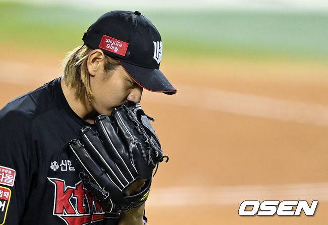 [OSEN=지형준 기자] 2021년 두산전에서 8회 수비를 마친 KT 이대은이 더그아웃으로 가고 있다. 2021.09.14 /jpnews@osen.co.kr