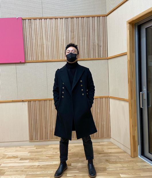 The comedian Park Myeong-su showed a fatal charisma with an extraordinary fashion sense.On the 17th, KBS Cool FM Park Myeong-sus Radio show official SNS said, I am a rat dressed up to be a life.The same all-black fashion as Deep in the Night, the photo posted.In the photo, Park Myeong-su is standing on the side of the studio after finishing the radio broadcast and shooting todays fashion.Park Myeong-su was armed with all-black from head to toe.Park Myeong-su, who showed All Blacks chic and deadly charisma, showed an extraordinary fashion sense with a devils coat fit.Meanwhile, Park Myeong-su is appearing on KBS Cool FM Radio show of Park Myeong-su and E channel Tobab Likes.