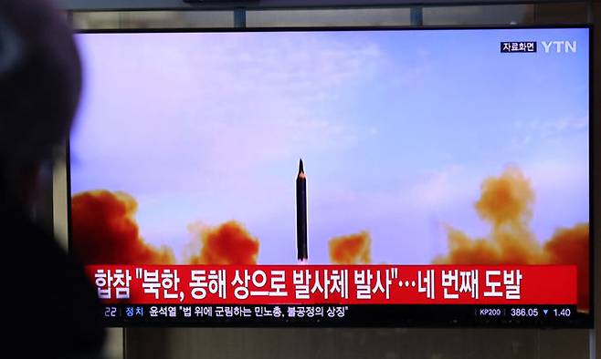 지난 14일 북한이 단거리 탄도미사일 발사한 후 사흘 만에 다시 발사체를 발사한 17일 오전 서울역 대합실에서 시민들이 관련 뉴스를 시청하고 있다.