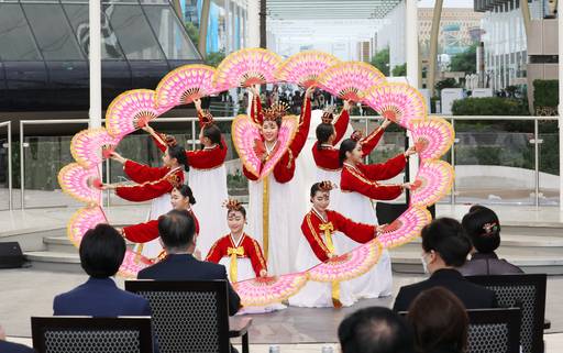 문재인 대통령과 김정숙 여사가 16일(현지시간) 아랍에미리트 두바이 엑스포 알 와슬 플라자에서 열린 두바이 엑스포 한국의 날 공식행사에서 부채춤 등 문화공연을 보고 있다. 뉴시스