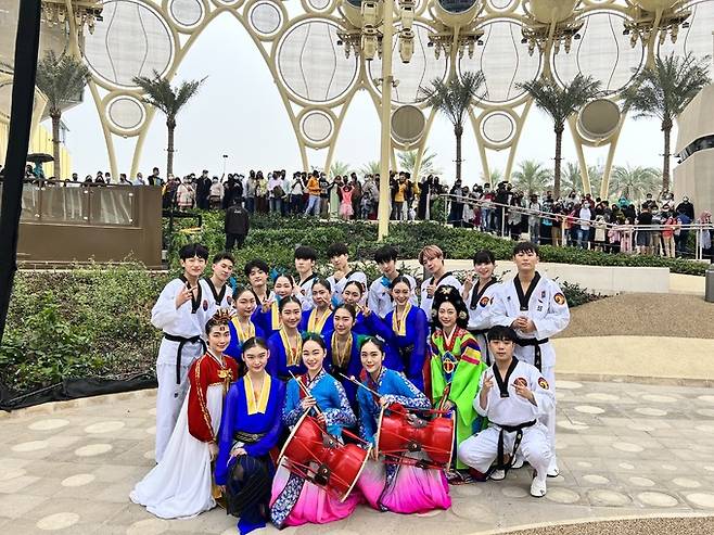 아랍에미리트(UAE) 두바이 엑스포 알 와슬 플라자에서 한국 전통의 아름다움을 널리 알린 리틀엔젤스예술단과 케이타이거즈 공연단. 리틀엔젤스예술단 제공