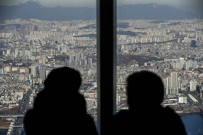 서울 송파구 롯데월드타워 전망대에서 바라본 서울시내 아파트의 모습. 뉴시스