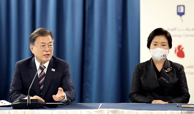 아랍에미리트(UAE)를 방문 중인 문재인 대통령(왼쪽)이 17일(현지시간) 두바이 소재 셰이크칼리파 전문병원(SKSH)을 방문해 한국 의료진,&nbsp;직원과 간담회를 갖고 격려하고 있다. 두바이=뉴시스