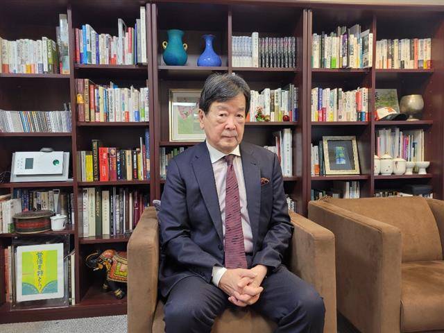 다나카 히토시 일본총합연구소 국제전략연구소 이사장이 16일 도쿄 미나토구 사무실에서 서울신문과 한일 관계 및 일본의 외교·안보 정책을 주제로 인터뷰하고 있다. 그는 “한국과 일본이 서로가 서로에게 필요한 국가라는 인식부터 우선 정립하지 않으면 한일 관계 개선은 쉽지 않다”고 지적했다.