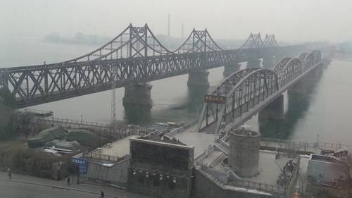 16일 코로나 팬데믹 2년 만에 북한 화물열차가 중국 단둥에 도착했다고 대북 소식통들이 전했다고 연합뉴스가 보도했다. 사진은 지난 2013년 단둥 철교와 도로의 모습.겨레하나 블로그 캡처