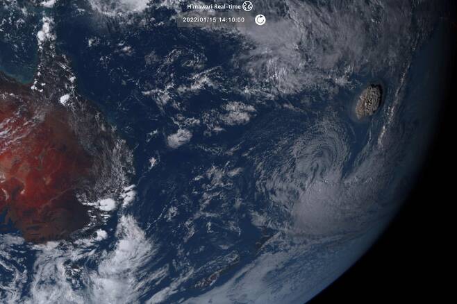 일본 기상청 히마와리 8호가 촬영한 통가 화산의 분화 모습. 사진 오른쪽 끝에 보인다.
