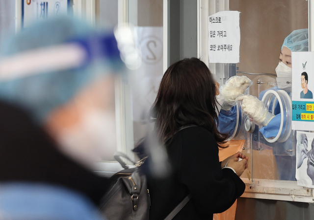 코로나19 임시 선별검사소에서 시민들이 검사를 받고 있다./연합뉴스