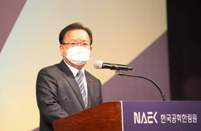 김부겸 국무총리가 17일 서울 중구 웨스틴조선호텔에서 열린 한국공학한림원 신년하례식에 참석해 인사말을 하고 있다. /연합뉴스