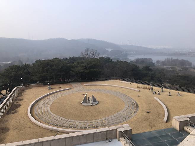 국립현대미술관 과천관은 1만평 규모의 야외전시장을 갖추고 있다. 미술관 부지를 감싸고 있는 청계산 자락과 과천저수지가 보인다. ⓒ김지나