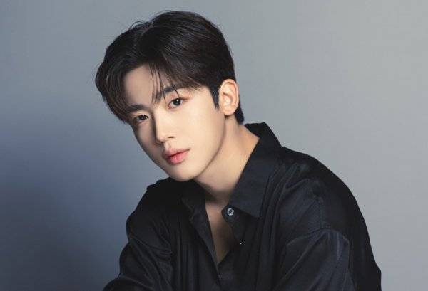 그룹 위아이의 멤버 김요한은 주연 데뷔작인 KBS 2TV 드라마 ‘학교 2021’에 대해 “캐릭터를 연구하며 나를 더 들여다보게 됐고, 그로인해 성장하게 된 것 같다”고 돌이켰다. 사진｜위엔터테인먼트