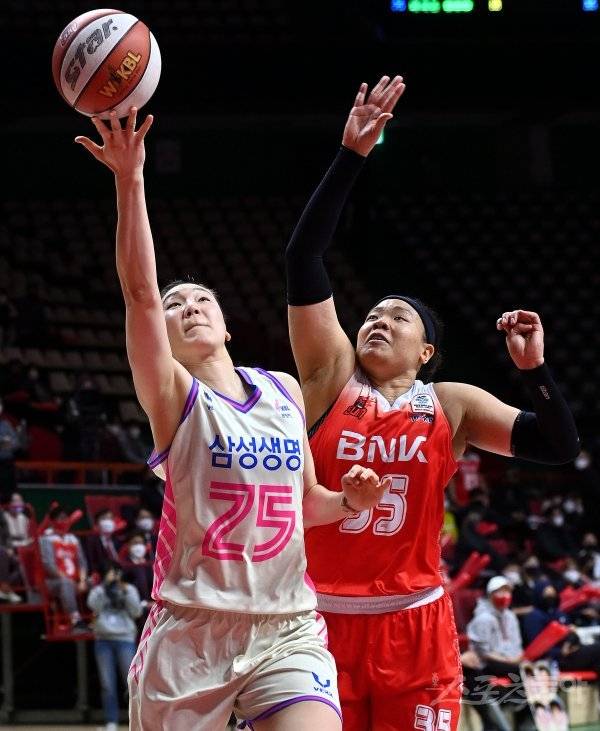 17일 부산 사직실내체육관에서 열린 ‘삼성생명 2021-2022 여자프로농구’ 부산 BNK썸과 용인 삼성생명의 경기에서 삼성생명 배혜윤이 BNK썸 김한별의 수비를 피해 슛을 쏘고 있다. 사직 | 김민성 기자 marineboy@donga.com