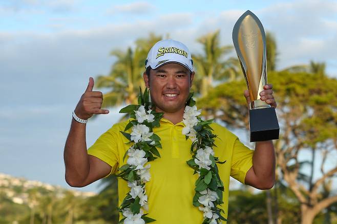 마쓰야마 히데키가 17일 미국 하와이주 오아후섬 와이알레이CC에서 열린 PGA 투어 소니 오픈 최종라운드에서 연장전 끝에 러셀 헨리를 물리치고 역전우승한 뒤 트로피를 들고 기뻐하고 있다. ㅣ게티이미지