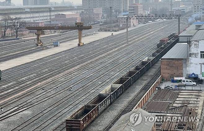 단둥역에 서 있는 화물열차 (단둥=연합뉴스) 김진방 특파원 = 10일 오전 북중 접경지역인 랴오닝성 단둥시 단둥역 철로에 북중 교역에 이용되는 화물열차가 서 있다. 2022.1.11 chiankim@yna.co.kr