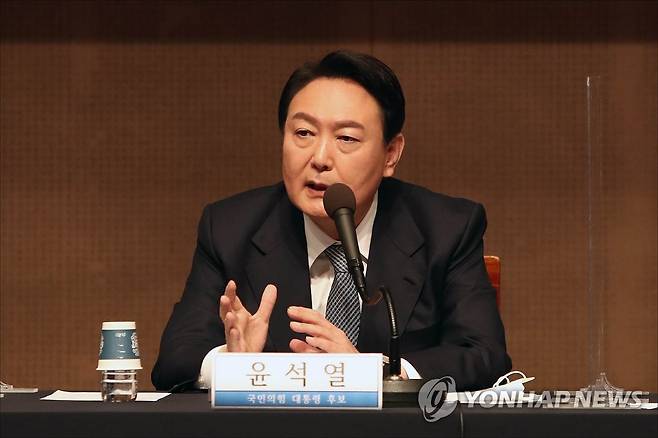 답변하는 윤석열 대선후보 국민의힘 윤석열 대선후보가 지난 12월 14일 오전 서울 중구 프레스센터 국제회의장에서 열린 관훈클럽 초청 토론회에서 답변하고 있다. [국회사진기자단]