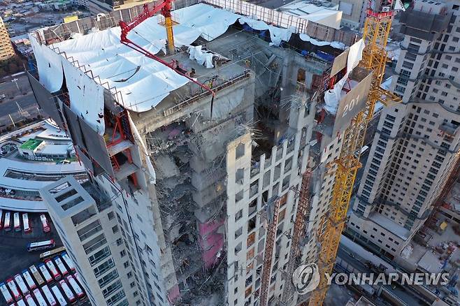 실종자 6명은 어디에 (광주=연합뉴스) 정회성 기자 = 광주 서구 화정현대아이파크 주상복합아파트 구조물 붕괴 이틀째를 맞은 12일 당국은 안전진단을 거쳐 실종자 수색 재개를 결정하기로 했다. 신축 공사 중인 이 아파트의 1개 동 옥상에서 전날 콘크리트 타설 중 28∼34층 외벽과 내부 구조물이 붕괴하면서 작업자 6명이 실종됐다. 사진은 이날 오전 사고 현장의 모습. 2022.1.12 hs@yna.co.kr