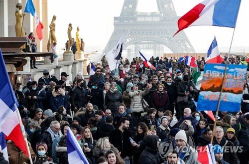 프랑스 파리에서 열린 백신 패스 도입 반대 시위 [AFP=연합뉴스 자료사진. 재판매 및 DB 금지]