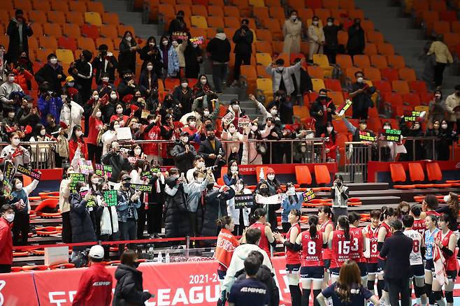 팬들이 있었기에…18일 광주 서구 페퍼스타디움(염주종합체육관)에서 열린 프로배구 V리그 여자부 페퍼저축은행 AI페퍼스와 IBK기업은행 알토스의 경기에서 페퍼저축은행 선수들이 세트스코어 3-0 승리하며 창단 후 홈 경기 첫 승을 거둔 뒤 팬들과 기쁨을 나누고 있다. (광주=연합뉴스)&nbsp;