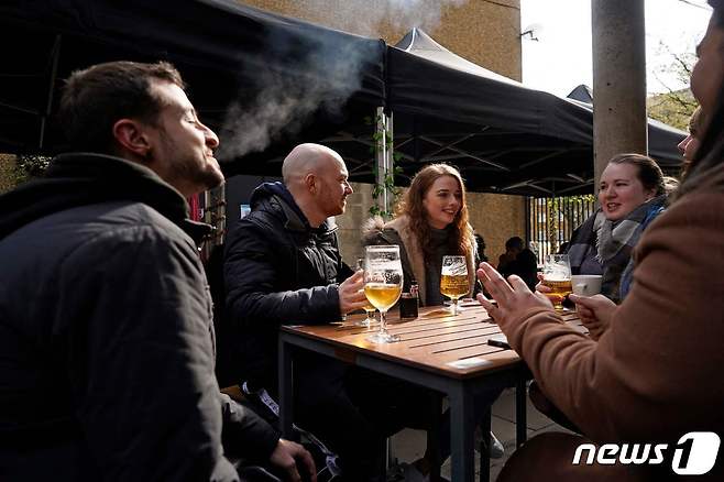 2021년 4월12일(현지시간) 런던 동부 한 술집에서 영국인들이 음주를 즐기고 있다. 2022.01.18/news1 © AFP=뉴스1 © News1 김민수 기자