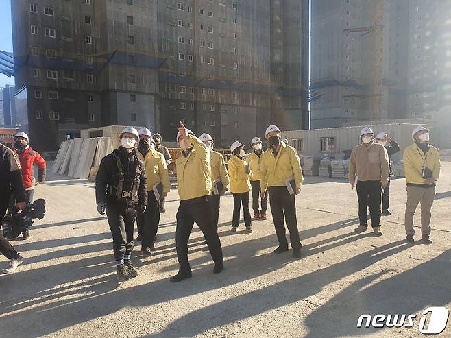 경남 양산시가 17일 공동주택 건설현장에 대한 안전점검을 벌이고 있다. (양산시 제공) © 뉴스1