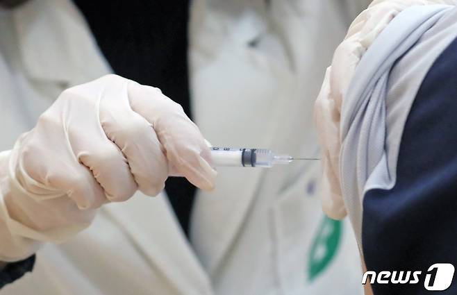 코로나19 백신을 접종하는 중학생. /뉴스1 © News1 장수영 기자