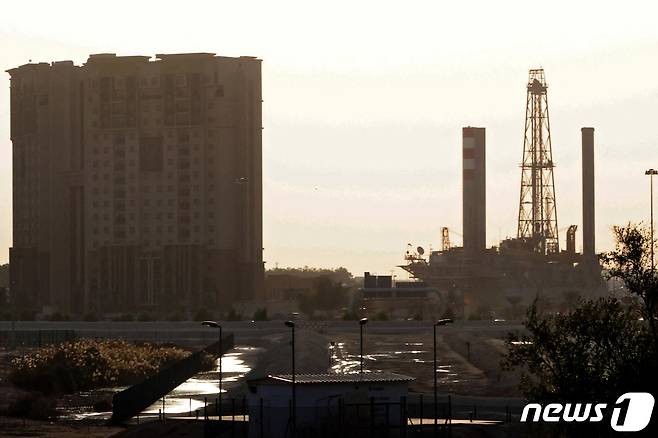 17일(현지시간) 아랍에미리트 아부다비 소재 산단 모습 2022.01.17 © AFP=뉴스1