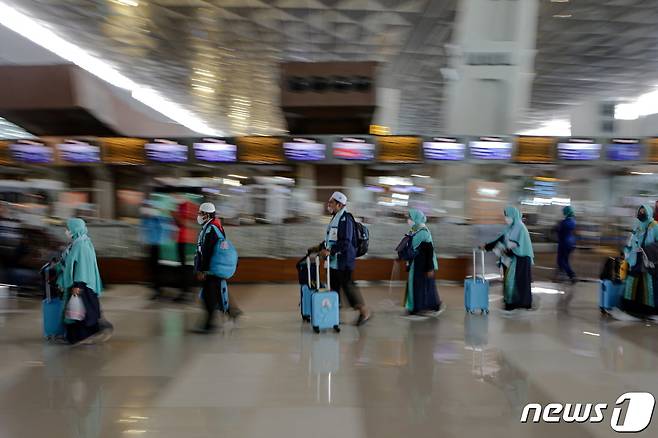 여행객들이 18일(현지시간) 인도네시아 수카르노 하타 국제공항을 걷고 있다. 2022.01.18/news1 © 로이터=뉴스1 © News1 김민수 기자