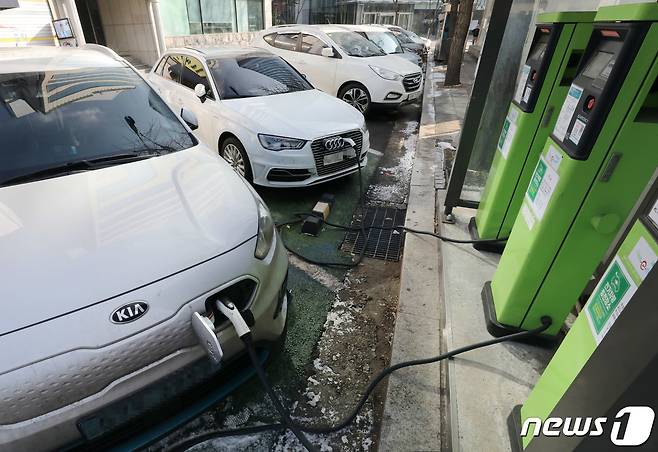 서울시내 한 전기차 충전소에서 전기차량이 충전을 하고 있다.  2022.1.2/뉴스1 © News1 박세연 기자