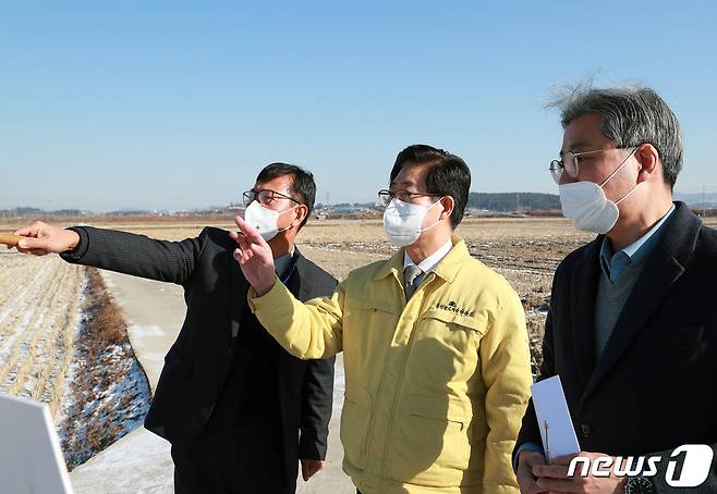 서산공항 예정지 인근을 찾은 양승조 지사(충남도 제공)© 뉴스1