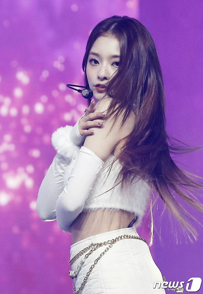 프로미스나인  이나경이 17일 오후 서울 블루스퀘어에서 열린 미니 4집 '미드나잇 게스트(Midnight Guest)' 발매 기념 쇼케이스에 참석해 여인의 향기를 물씬 풍기며 화려한 공연을 선보이고 있다. © News1 권현진 기자