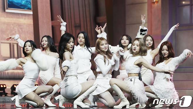 프로미스나인(fromis_9) 이나경이 17일 오후 서울 블루스퀘어에서 열린 미니 4집 '미드나잇 게스트(Midnight Guest)' 발매 기념 쇼케이스에 참석해 멤버들과 함께 타이틀 곡 '디엠'을 선보이고 있다. © News1 권현진 기자