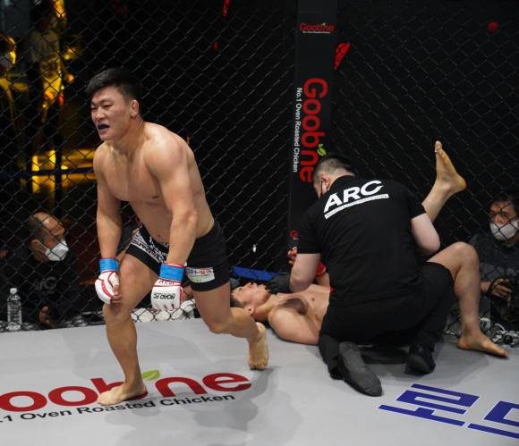 김의종을 니 바로 제압하고 기뻐하는 세르게이 림(왼쪽). ⓒ로드FC