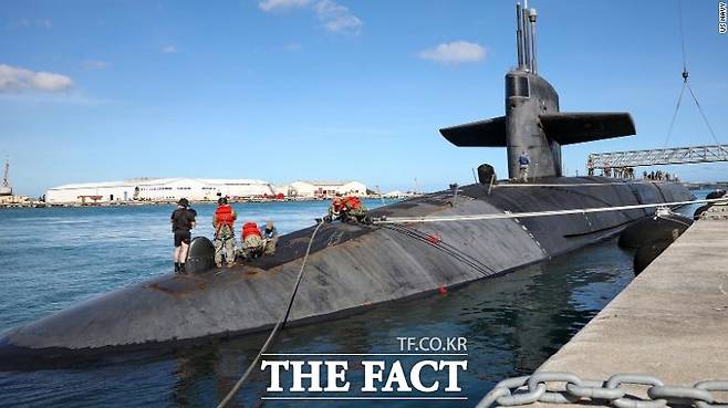 괌의 미해군 기지에 오하이오급 전략핵잠수함 네바다함이 정박해 있다. /미해군