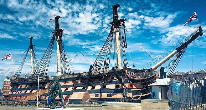 포츠머스 왕립 해군 박물관에 전시된 넬슨 제독의 기함 빅토리호의 당당한 위용. 운명의 날이었던 1805년 10월 21일 트라팔가르 해전 당시 넬슨 제독은 이 배 위에서 나폴레옹의 야망을 침몰시키고 장렬하게 전사했다.