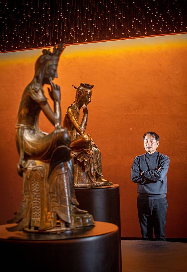 천 수백 년의 세월 동안 사유에 잠겼던 불상 두 점은 보는 이도 사색의 우주로 인도한다. 이승우 소설가가 국립중앙박물관 ‘사유의 방’에서 옛 국보 번호 78호(왼쪽)와 83호 금동미륵보살반가사유상을 바라보고 있다. /이신영 영상미디어 기자