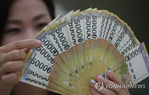한 은행 관계자가 5만원권 지폐를 세고 있다. <연합뉴스>