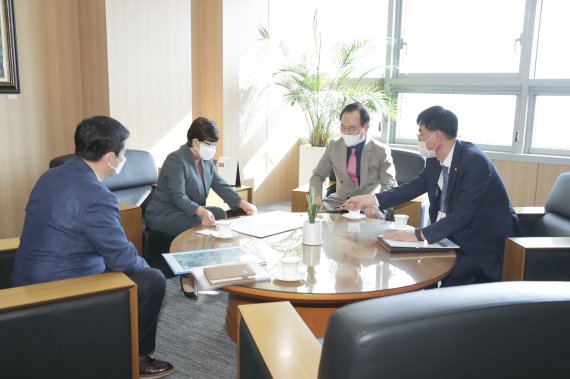 박상돈 천안시장(오른쪽 2번째)이 지난해 10월 한국도로공사를 방문, 김진숙 도로공사 사장(오른쪽 3번째)과 입장휴게소 하이패스IC 설치에 대해 협의하고 있다.