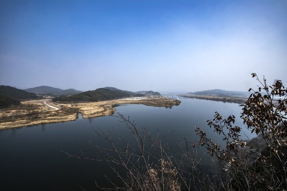 충남 부여 부소산성 낙화암에서 바라본 백마강. 중앙포토