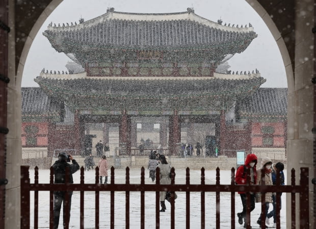 서울 지역에 눈이 내린 17일 오후 서울 종로구 경복궁 흥례문 앞에서 시민들이 오가고 있다. 사진=연합뉴스