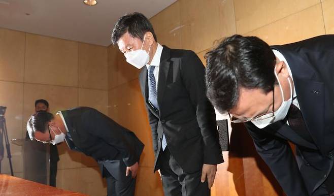 He Lowered His Head, But...: Chung Mong-gyu (center), chairman of Hyundai Development Company (HDC) apologizes to the nation after announcing that he would take full responsibility for the accident at the Hwajeong IPark construction site and resign as chairman at the company’s Yongsan office in Seoul on January 17. Lee Suck-woo