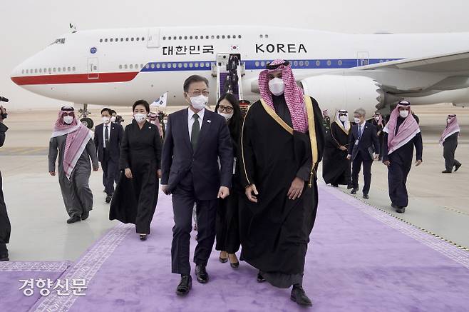 문재인 대통령이 18일(현지시간) 사우디아라비아 리야드 킹 칼리드 공항에 도착, 영접 나온 모하메드 빈 살만 왕세자의 영접을 받고 있다. 리야드/강윤중 기자